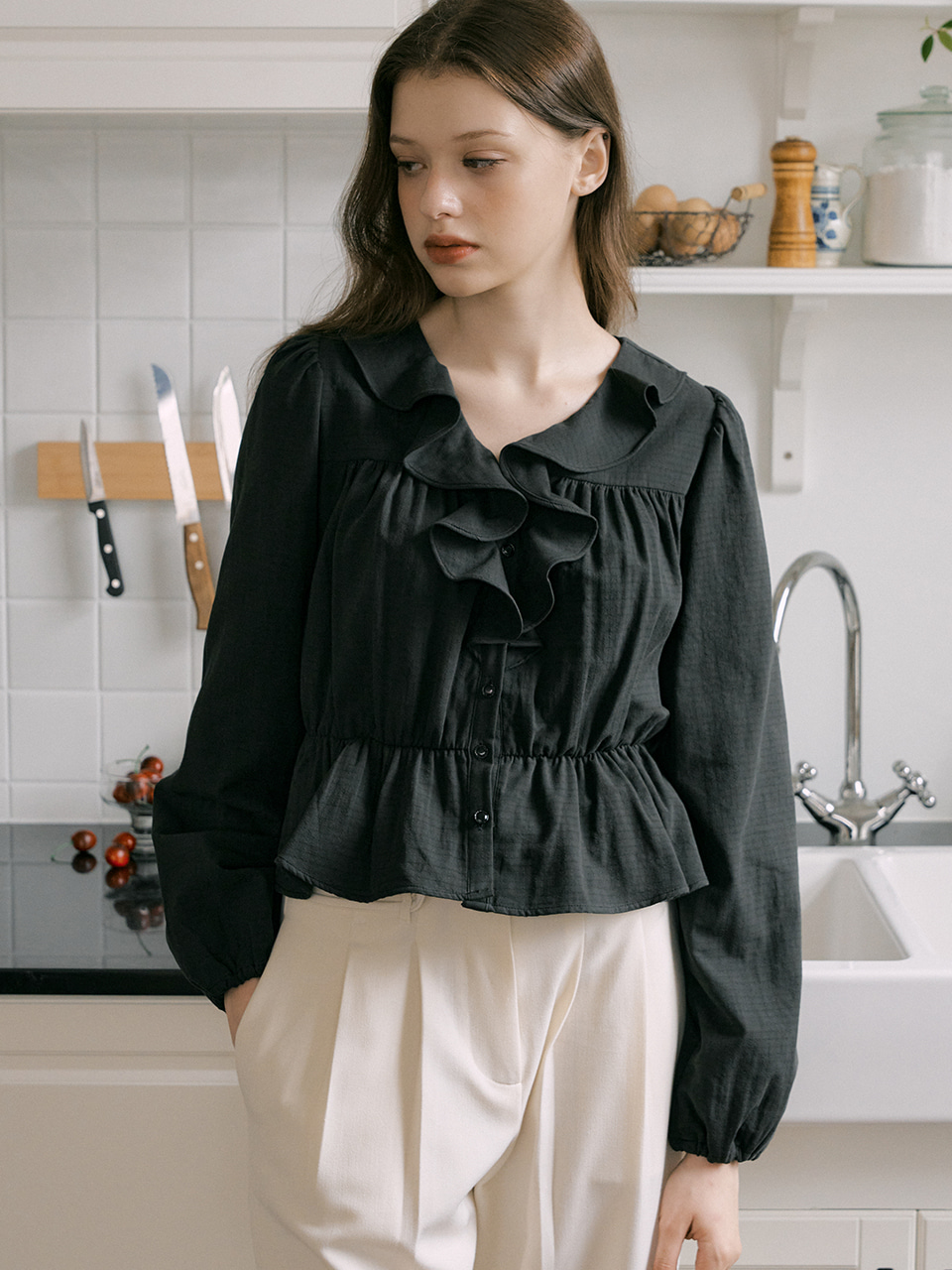 monts 1521 ruffle shirring blouse (black)